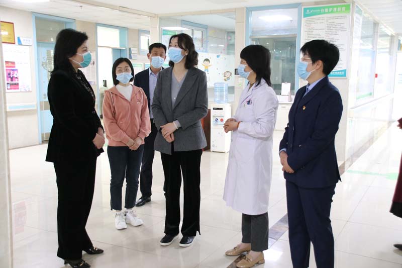 2023年3月31日，臨沂高新區(qū)黨工委委員魏克慧（右三）一行蒞臨兒童早期發(fā)展部看望慰問孤獨癥兒童家屬和醫(yī)護人員.jpg