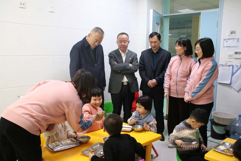 2023年4月6日，高新區(qū)管委會(huì)四級(jí)調(diào)研員尤偉生（左一）在高新區(qū)民政衛(wèi)生工作辦公室主任聶振興（左三)陪同下蒞臨兒童早期發(fā)展部看望指導(dǎo)工作.jpg
