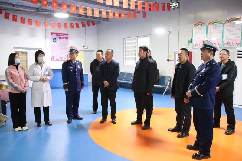 2024年1月31日下午，臨沂高新區(qū)黨工委委員、管委會(huì)副主任馬騰飛（右四），應(yīng)急局黨組書記、局長(zhǎng)吳蘭廣（左四），消防大隊(duì)政治教導(dǎo)員高以磊（左三）一行蒞臨兒童早期發(fā)展部指導(dǎo)工作.jpg