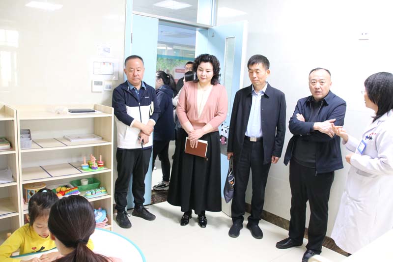 2024年4月23日，省紀(jì)委監(jiān)委派駐莒南縣洙邊鎮(zhèn)第一書記、省紀(jì)委監(jiān)委駐省工業(yè)和信息化廳紀(jì)檢監(jiān)察組副組長、一級調(diào)研員孫寬亮（右三），莒南縣洙邊鎮(zhèn)衛(wèi)生院院長羅永桂（右二）等一行蒞臨兒童早期發(fā)展部參觀指導(dǎo)工作.jpg