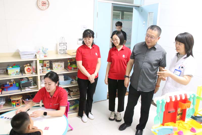 2024年6月14日，山東省衛(wèi)生經(jīng)濟(jì)協(xié)會會長，山東省醫(yī)學(xué)會副會長，山東省衛(wèi)生健康委員會二級巡視員、醫(yī)療管理服務(wù)中心原黨委書記、主任王愛杰（右二）蒞臨兒童早期發(fā)展部參觀指導(dǎo)工作.jpg