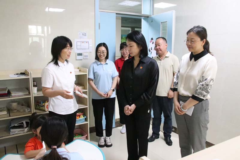 2024年6月26日，高新區(qū)黨工委副書記、管委會副主任劉春晨（前中）在院長丁育紅的陪同下蒞臨兒童早期發(fā)展部參觀指導工作.jpg